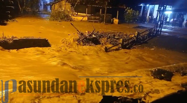 Hujan Sejak Sore, Luapan Sungai di Cisalak dan Tanjungsiang Mulai Merendam Rumah