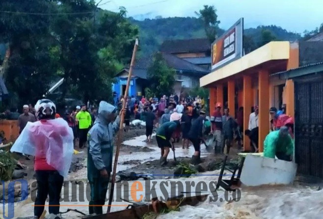 Banjir dan Longsor di Naringgul Putus Akses Bandung Cianjur