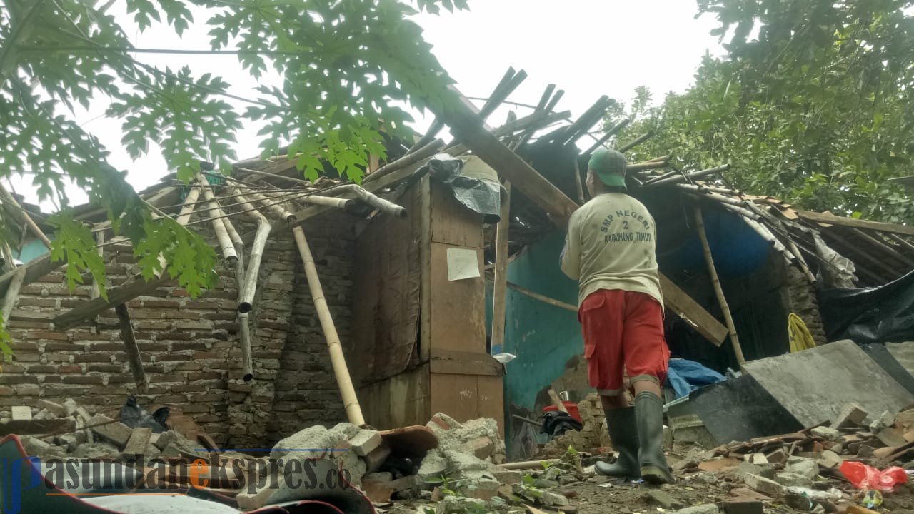 Rumah Lapuk yang Ditempati oleh Empat Orang Yatim Piatu Di Karawang Roboh