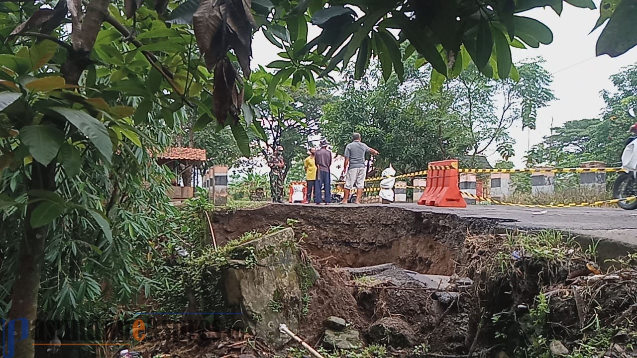 Diduga Tak Kuat Menahan Beban dan Tanah Labil Jembatan di Dawuan Kidul Ambrol