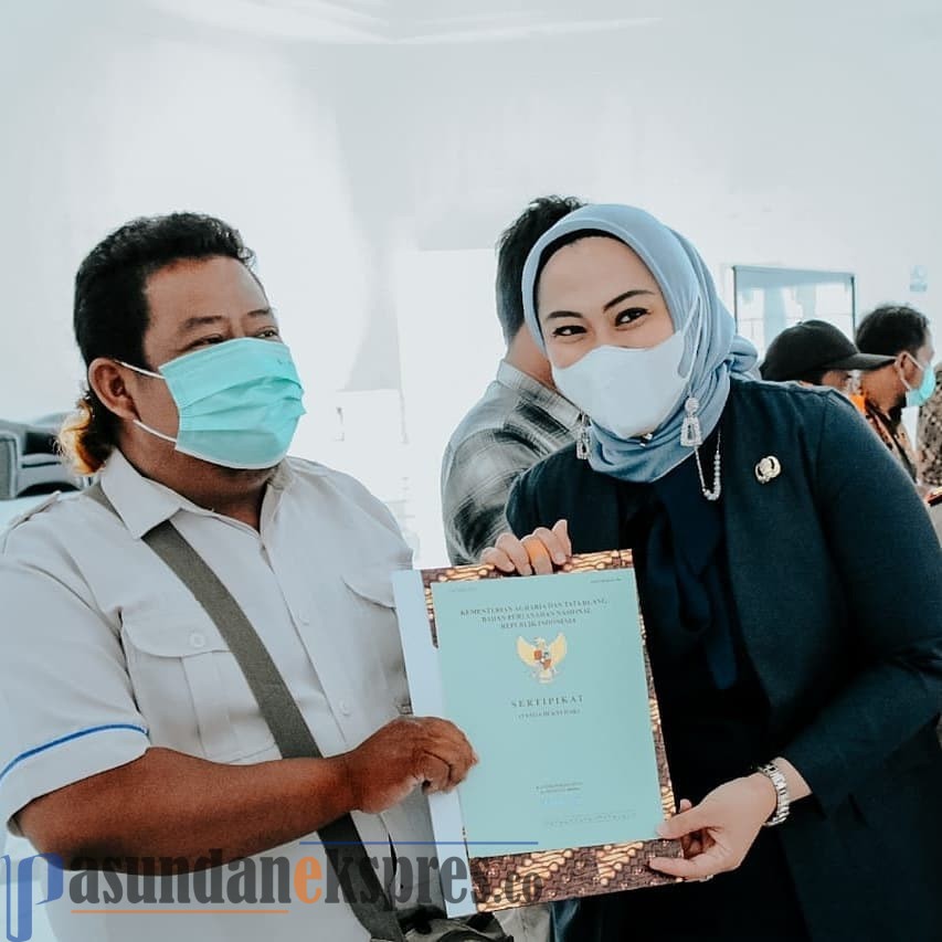 USEP SAEPULOH/PASUNDAN EKSPRES SERAHKAN SERTIFIKAT: Bupati Karawang, Cellica Nurrachadiana menyerahkan sertifikat kepada perwakilan warga.