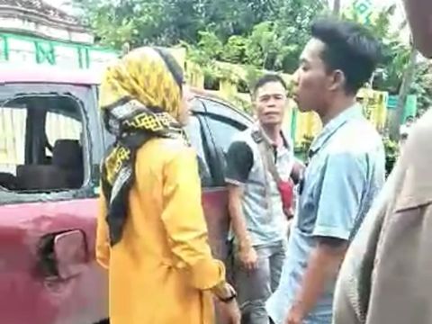 Viral! Kepala Desa Dicegat di Tengah Jalan Lantaran Bawa Istri Orang
