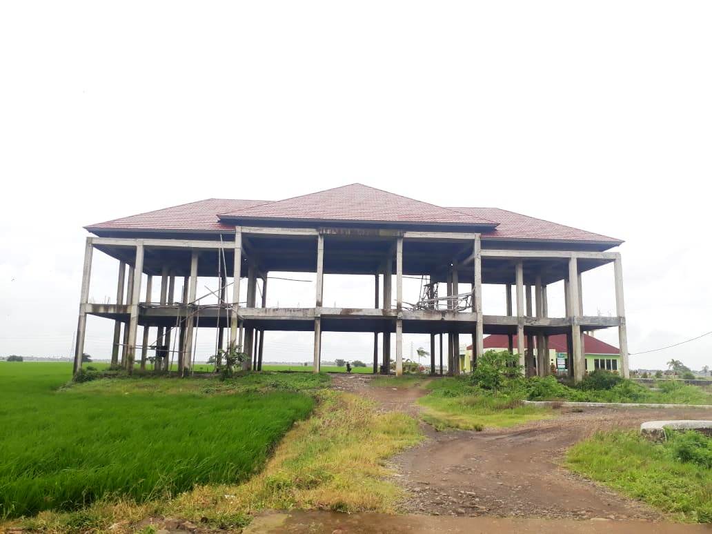DADAN RAMDAN/PASUNDAN EKSPRES BELUM RAMPUNG: Kantor Kecamatan Sukasari kondisinya baru rangka dan atap saja. Tahun ini pemerintah segera menuntaskan pembangunannya.