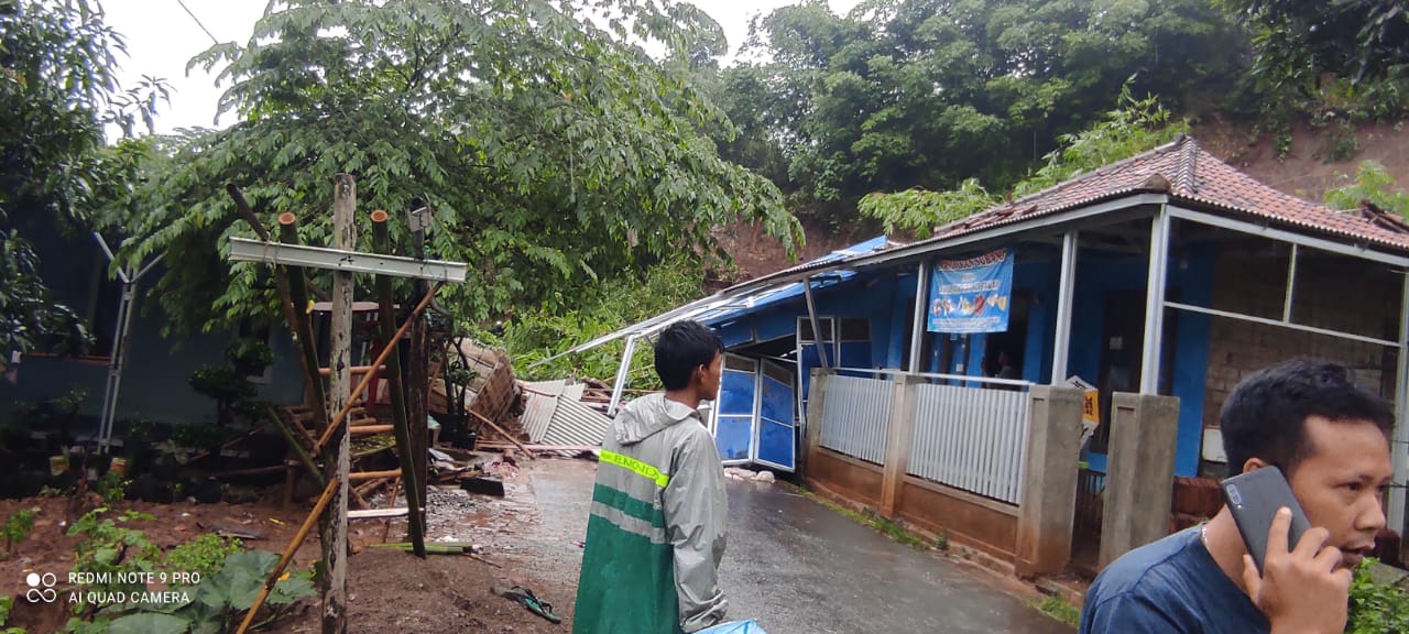 Hujan Terus Menerus, Beberapa Titik di Kelurahan Pasirkareumbi Longsor