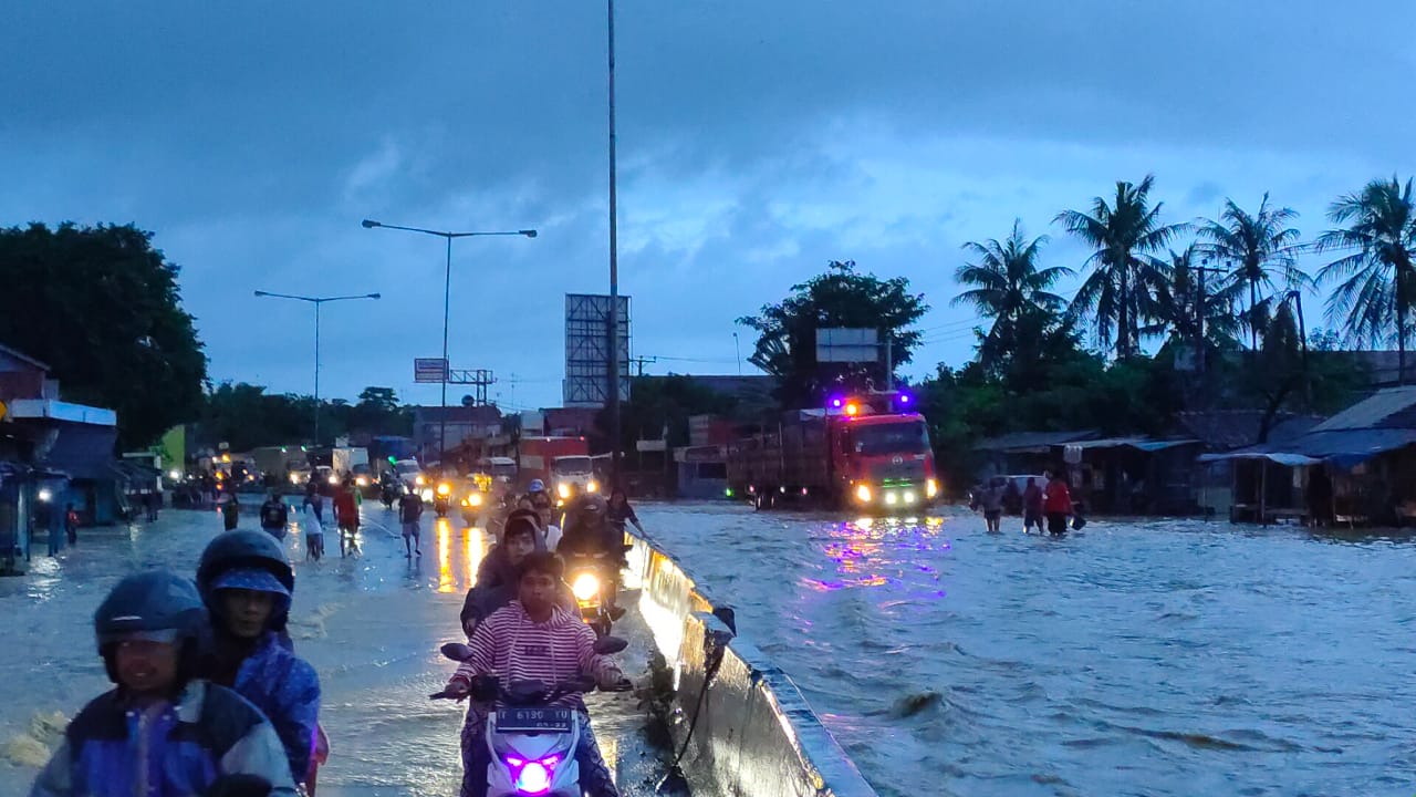 Jalan Pantura Hampir Lumpuh, Luapan sungai Cipunagara Banjiri Jalan