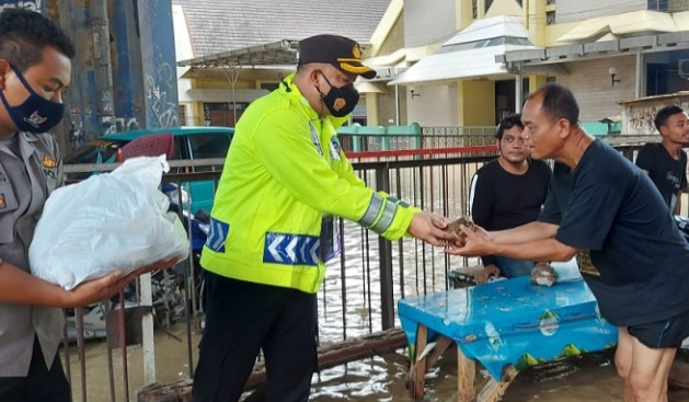 Polres Subang Bagikan 200 Nasi Bungkus untuk Korban Banjir Pamanukan