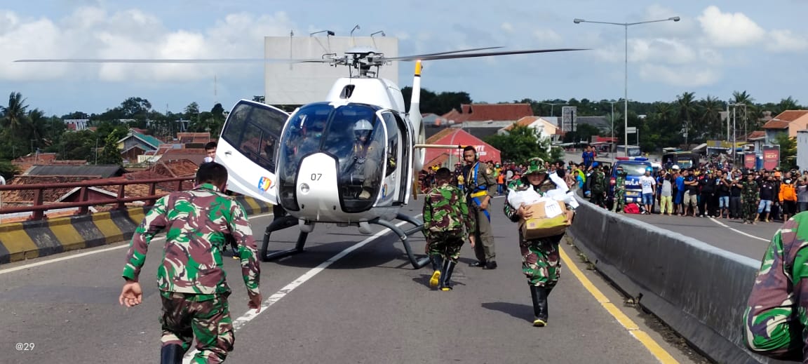 Mempercepat Bantuan Logistik, Lanud Suryadarma Kerahkan 2 Helikopter Mendarat di Flyover Pamanukan