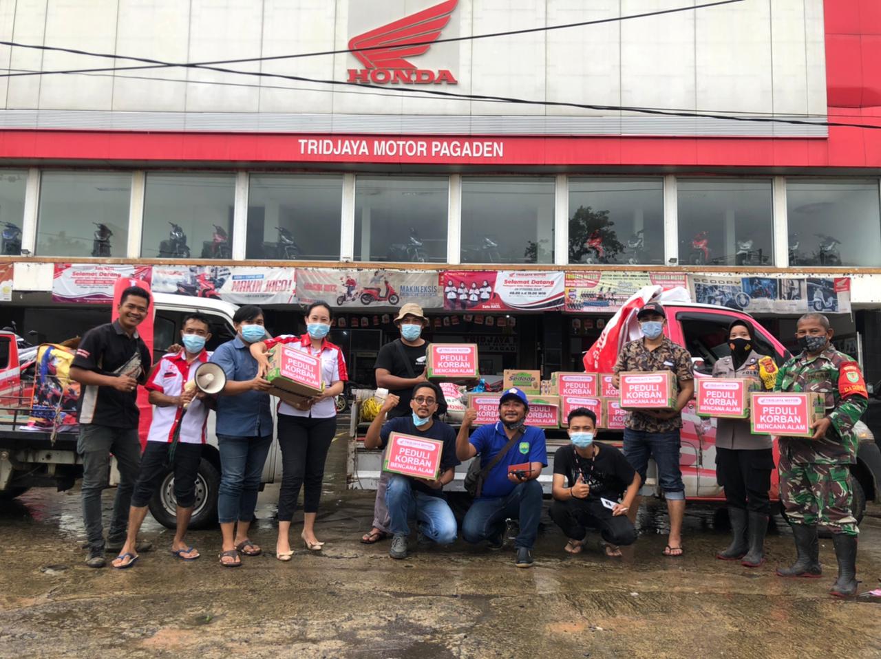 Kompak! Perusahaan dan Karyawan Tridjaya Motor Pagaden Patungan Bantu Korban Banjir di Subang