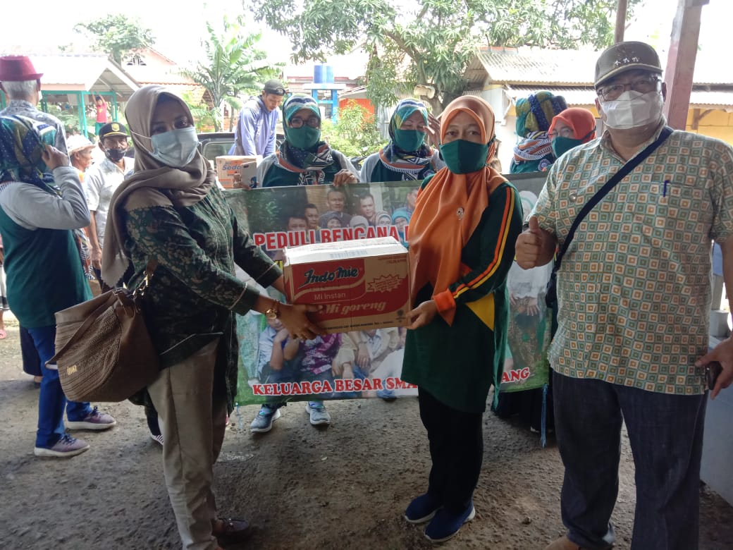 Baraya 87 Smansa Subang Salurkan Bantuan Untuk Warga Terdampak Banjir di Desa Bojongtengah
