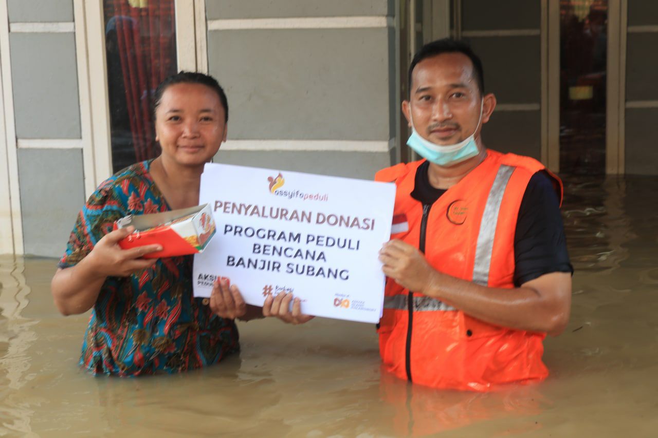 Menerobos Arus Banjir Pantura, Relawan As Syifa Evakuasi dan Distribusi Bantuan ke Warga Terisolir