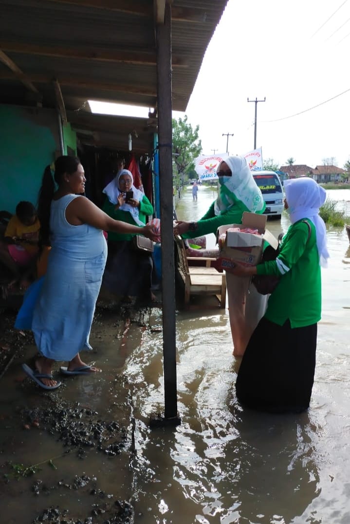Fatayat NU Kabupaten Subang Salurkan Bantuan untuk Korban Banjir