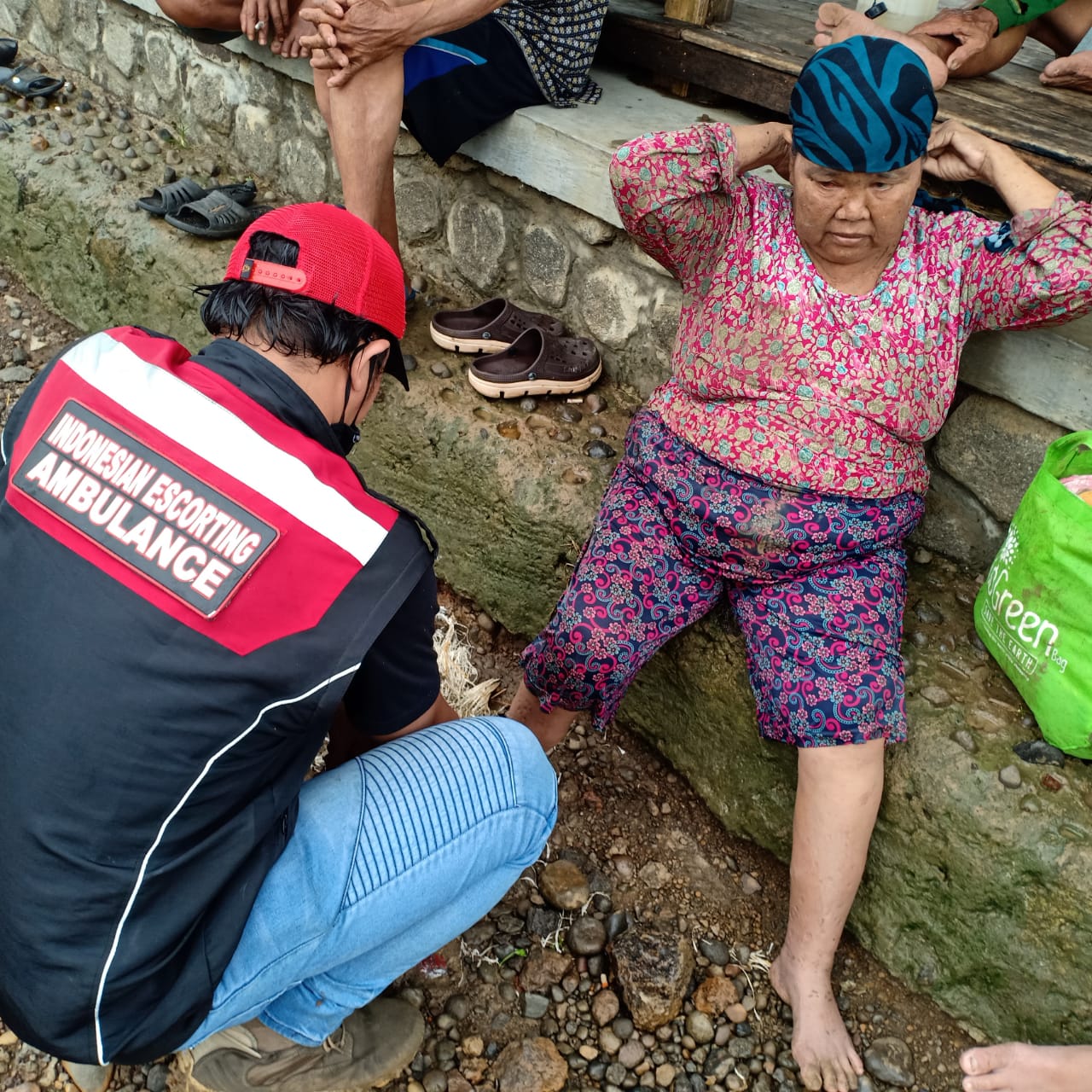 Tim RS Karisma Salurkan Bantuan Langsung Kepada Korban Banjir