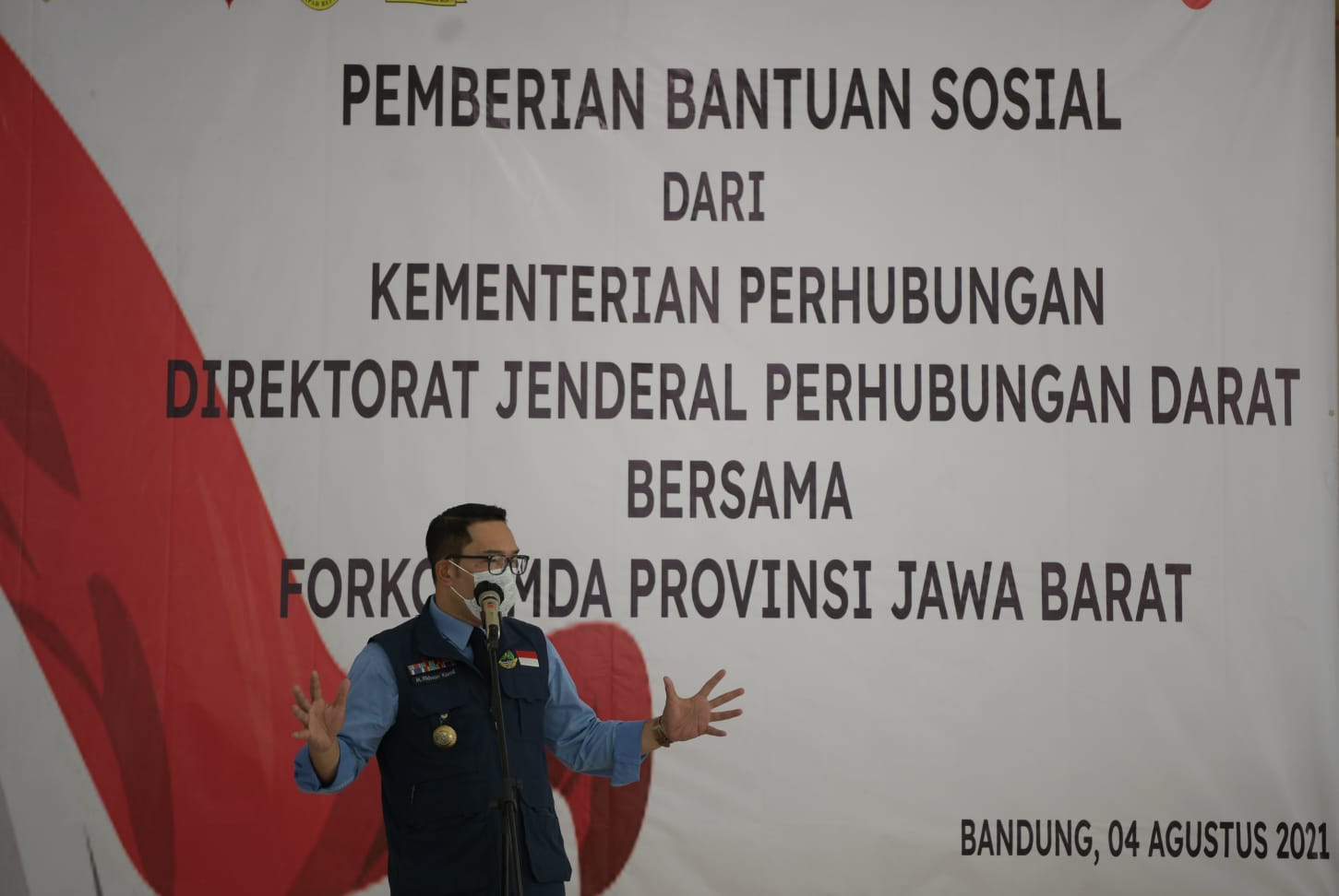 Gubernur Jawa Barat Ridwan Kamil saat pembagian bansos untuk penyelenggara transportasi darat di Terminal Tipe A Leuwi Panjang, Kota Bandung, Rabu (4/8/2021). (Foto: Yogi P/Biro Adpim Jabar)