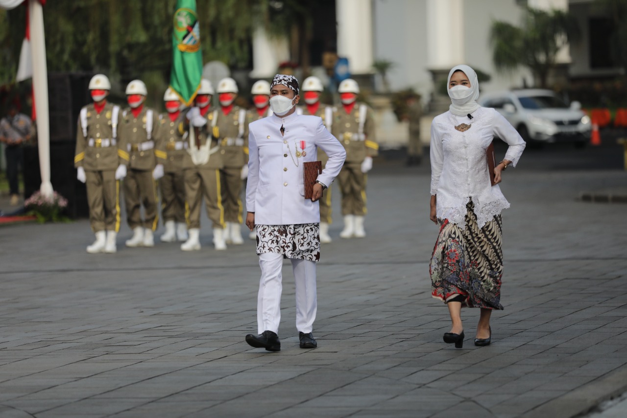 Gubernur Jabar Ridwan Kamil saat memimpin ucapara peringatan HUT Jabar ke-76 di Halaman Gedung Sate, Kota Bandung, Kamis (19/8/2021). (Foto: Rizal/Biro Adpim Jabar)