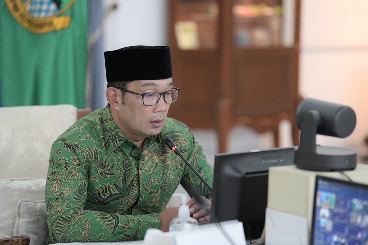 Gubernur Jawa Barat Ridwan Kamil saat menjadi pembicara kunci pada Rakor Kecamatan se-Jawa Barat yang dilakukan secara virtual dari Gedung Pakuan, Kota Bandung, Kamis (1982021). (Foto Rizal, Biro Adpim JABAR