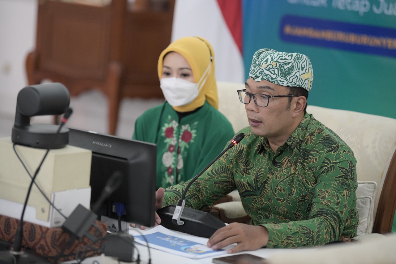 Gubernur Jabar Ridwan Kamil saat meluncurkan Ekosistem Investasi Jabar via konferensi video dari Gedung Pakuan, Kota Bandung, Kamis (1982021). (Foto RizalBiro Adpim Jabar)