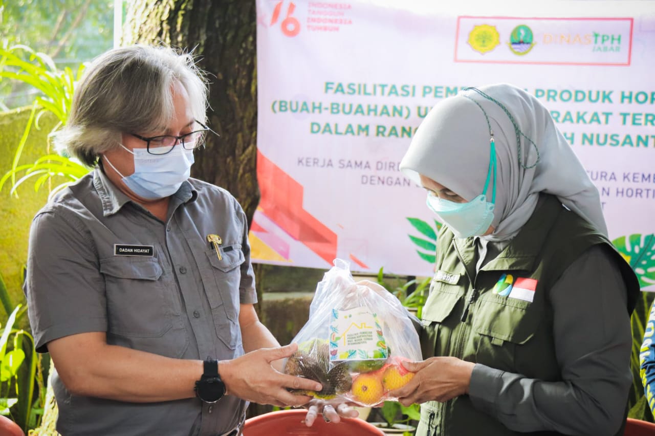 Dinas Tanaman Pangan dan Hortikultura (Dinas TPH) Jabar saat menyerahkan 400 paket buah untuk pasien COVID-19 yang sedang menjalankan isolasi mandiri (isoman) di Kota Bandung dan Kota Cimahi. (Foto: Dinas TPH Jabar)
