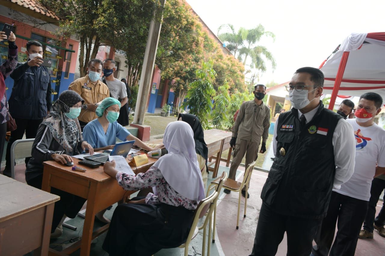 Gubernur Jabar Ridwan Kamil saat eninjau pelaksanaan vaksinasi COVID-19 bagi pelajar di SMP Negeri 2 Padalarang, Kabupaten Bandung Barat, Sabtu (21/8/2021). (Foto: Yogi P/Biro Adpim Jabar)