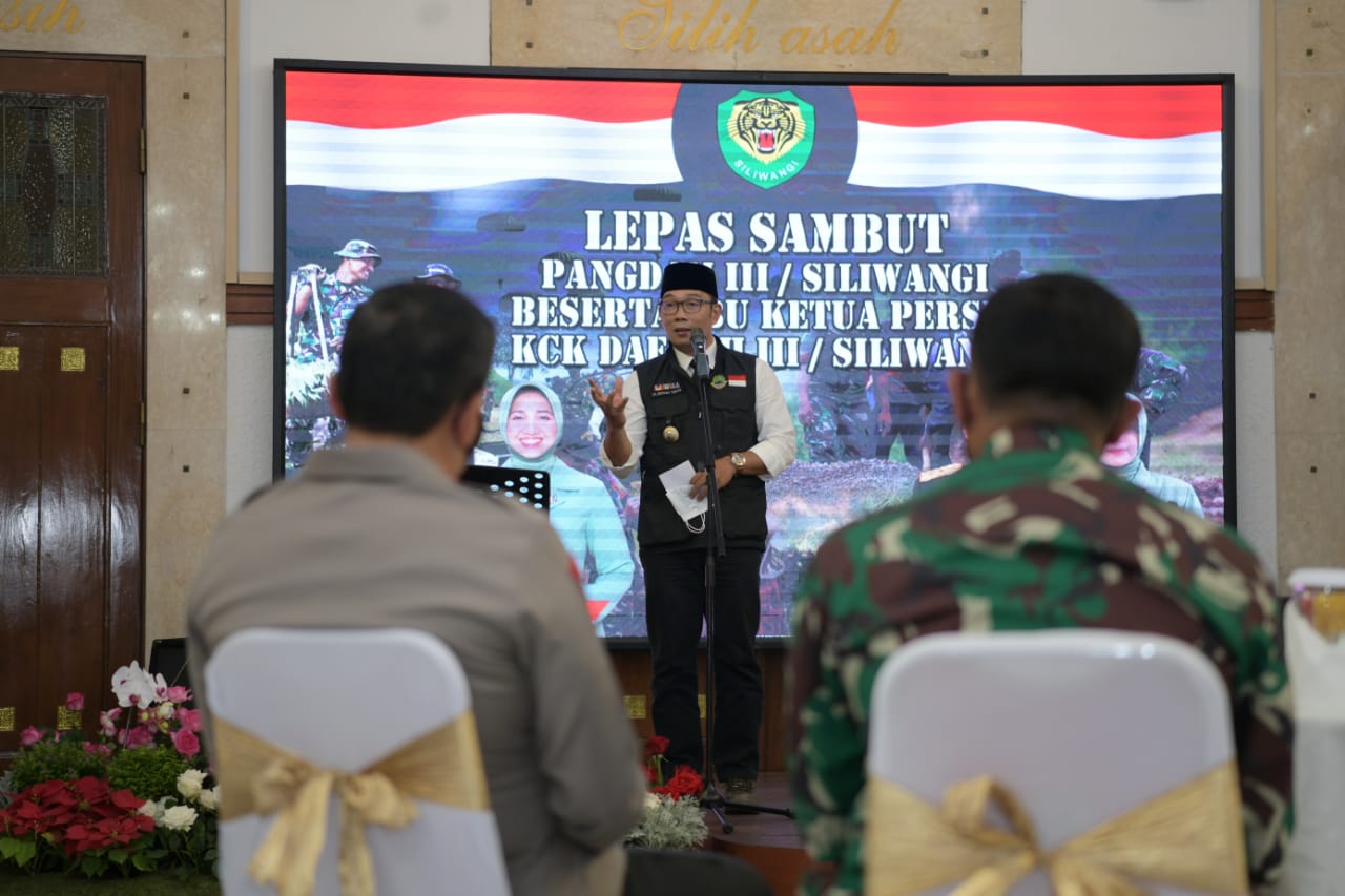 Gubernur Jawa Barat Ridwan Kamil menghadiri pisah sambut Pangdam III/Siliwangi di Makodam III/Siliwangi, Kota Bandung, Sabtu (21/8/2021).