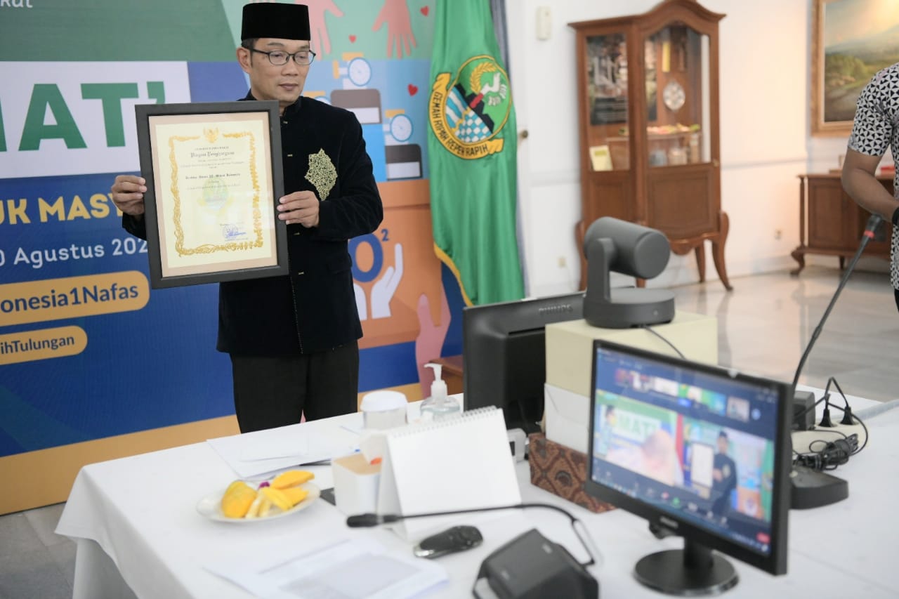 Gubernur Jawa Barat Ridwan Kamil saat meluncurkan fitur Omat dan mengapresiasi para donatur pada  acara Temu Pimpinan untuk Aspirasi Masyarakat dengan tema Oksigen untuk Masyarakat, di Kota Bandung, Jumat (20/8/2021). (Foto: Pipin/Biro Adpim Jabar)