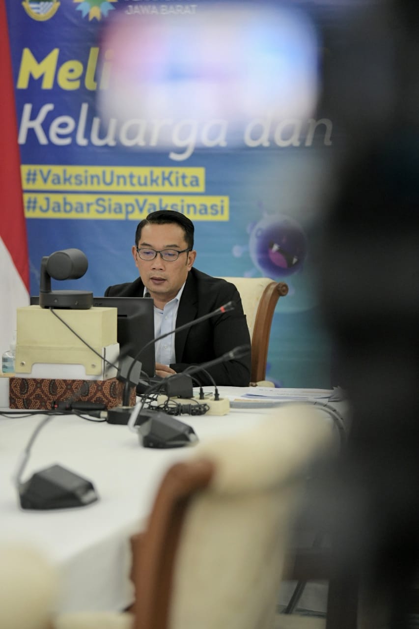 Gubernur Jabar Ridwan Kamil saat menghadiri Rapat Koordinasi Evaluasi PPKM Jawa-Bali via konferensi video dari Gedung Pakuan, Kota Bandung, Senin (16/8/2021). (Foto: Pipin/Biro Adpim Jabar)