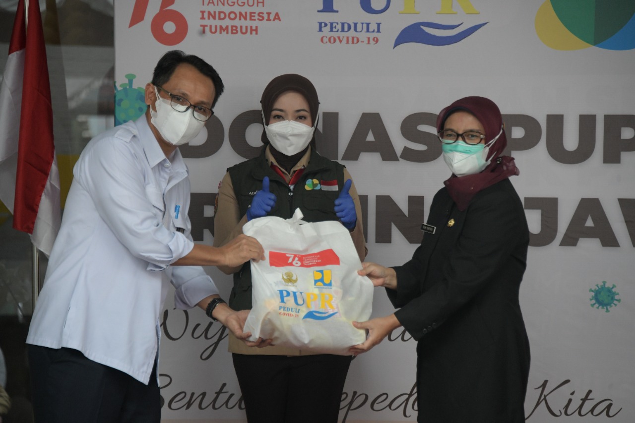Pendiri Jabar Bergerak Atalia Praratya Ridwan Kamil menerima donasi dari BBWS Citarum untuk disalurkan kepada nakes, petugas permakaman, dan sopir ambulans di kantor Dinkes Jabar, Kota Bandung, Senin (16/8/2021). (Foto: Rizal/Biro Adpim Jabar)