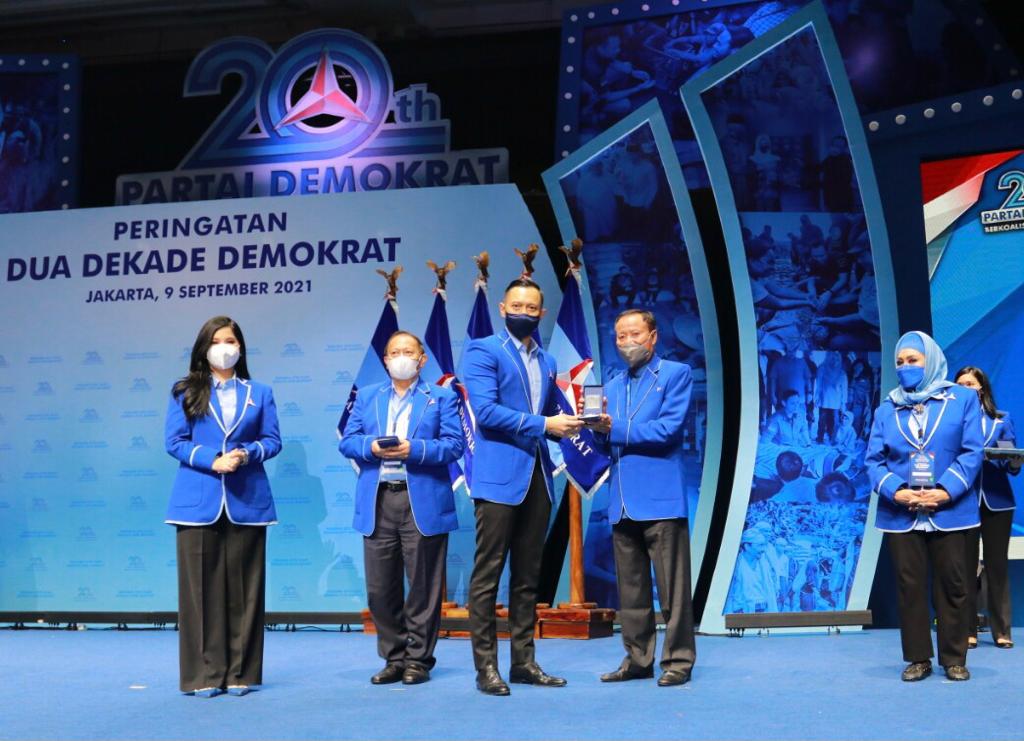 Disaksikan Puluhan Ribu Kader, Demokrat Anugrahkan Penghargaan untuk 35 Senior Partai