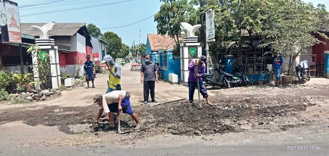 Jalan Provinsi Rusak Parah,  Warga Desa Rancasari Inisiatif Lakukan Perbaikan