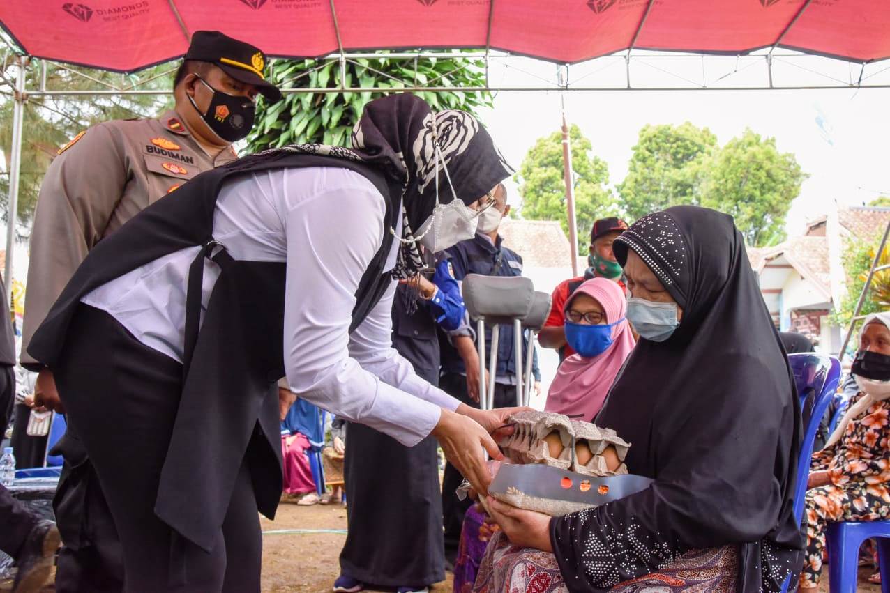 Bupati Purwakarta Anne Ratna Mustika Saba Desa Salurkan Bantuan ringankan Beban Masyarakat