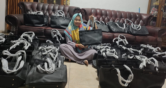 Menjadi Akademisi dan Praktisi Sebagai Bentuk Implementasi Teori dengan UMKM Produsen Tas di Kota Subang