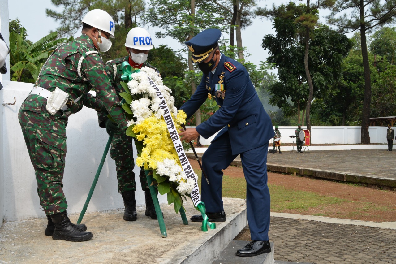 Danwing 8 Lanud Suryadarma Pimpin Ziarah Nasional, Peringati HUT TNI di TMP Cidongkol Subang
