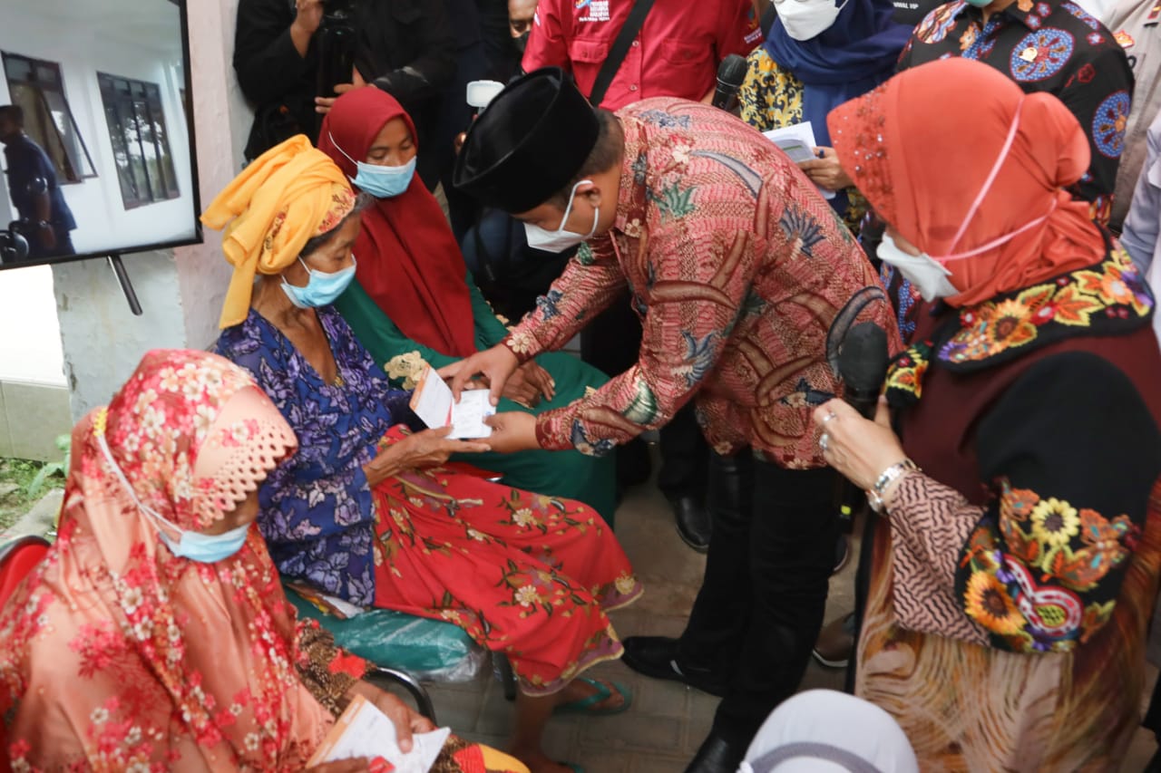 Disambut Antusias Warga Madura, Mensos Nyatakan Kehadirannya atas Instruksi Presiden Mengakselerasi Vaksinasi di Bangkalan
