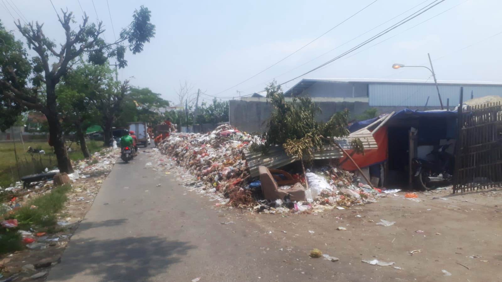 Menumpuk Hingga ke Badan Jalan, Sampah Ganggu Lalu Lintas di Pasar Impres Pamanukan