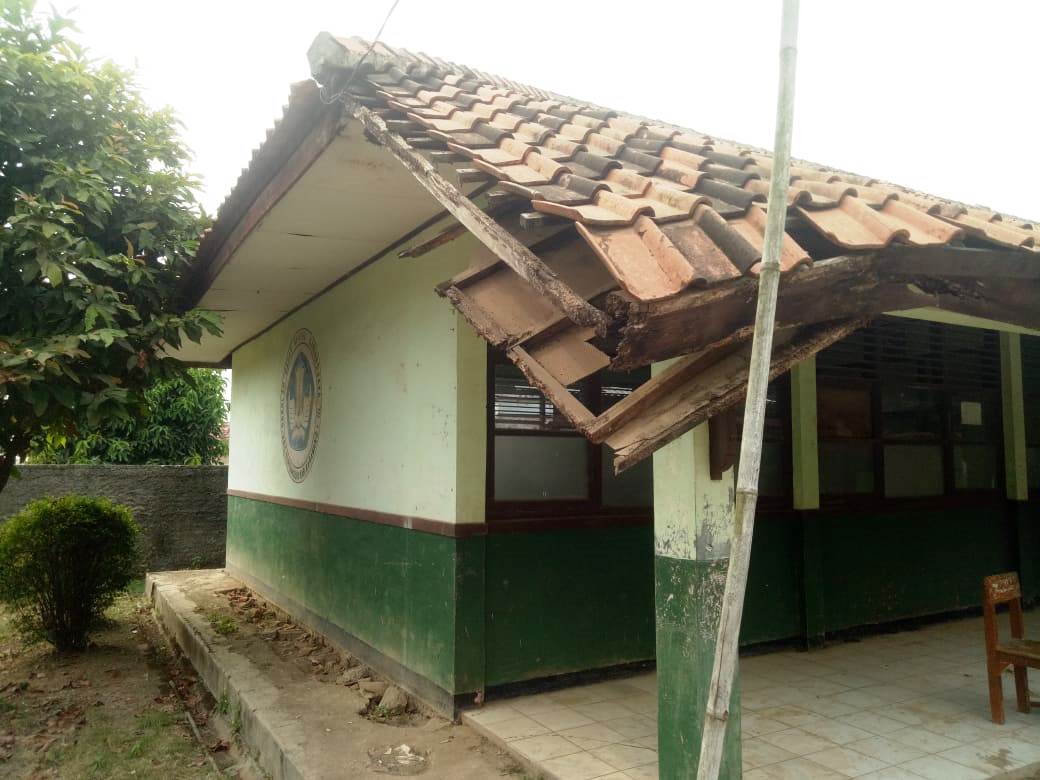 Bangunan Sekolah Dasar di Karawang Nyaris Ambruk