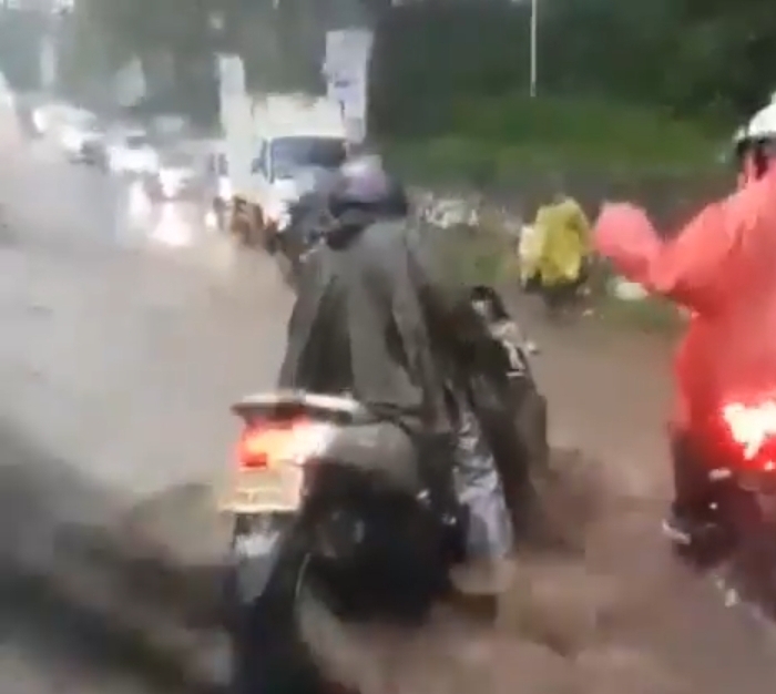 Hujan Deras, Pengendara Motor di Lembang Terbawa Arus Air