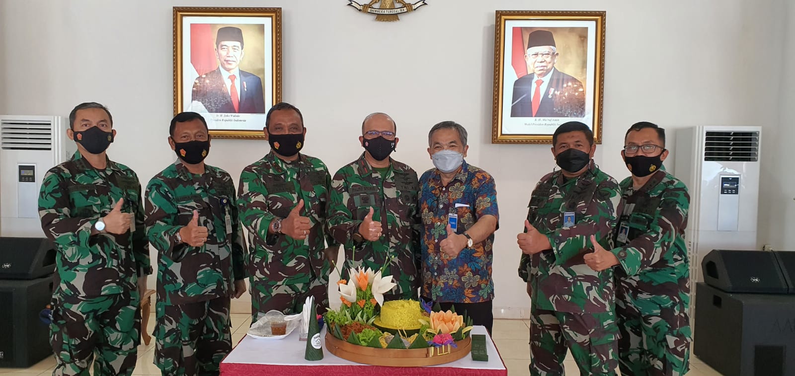 Puncak Kebahagiaan Wagub AAU Marsma TNI Palito "Flicker" Sitorus saat Syukuran Ulang Tahunnya ke-53 di Floating Resto