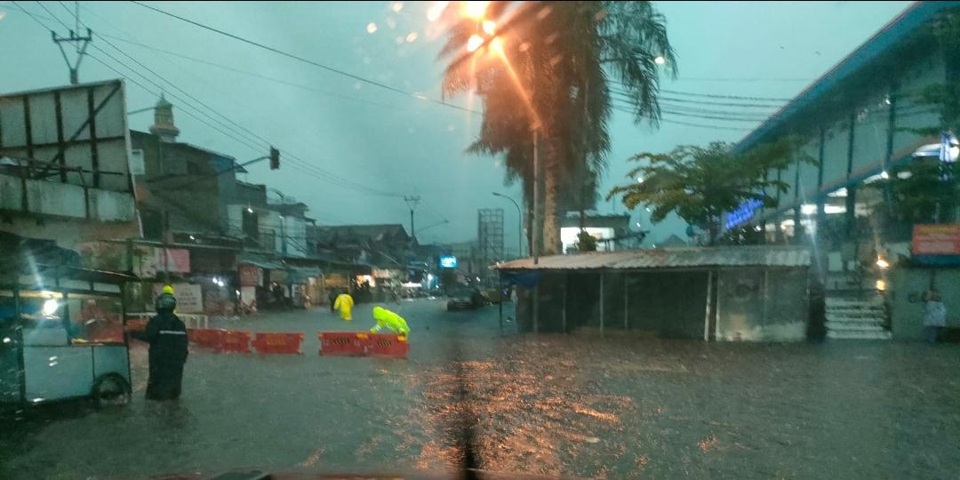Diguyur Hujan, Banjir dan Pohon Tumbang Terjadi di Lembang