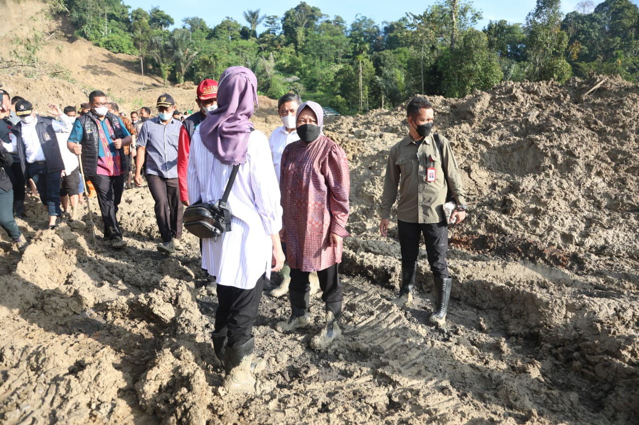 Cek Lokasi Bencana Banjir-Longsor di Kecamatan Sibolangit, Mensos Instruksikan Pendirian 7 Titik Lumbung Sosial
