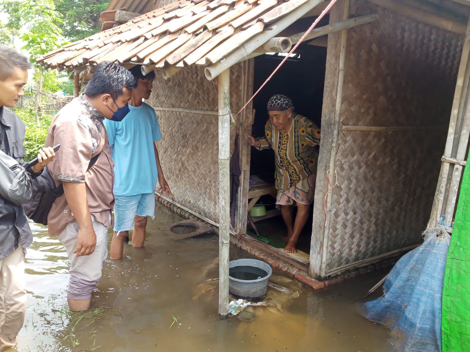 Banjir Setinggi Lutut Orang Dewasa Rendam Dua RT di Kecamatan Sukasari