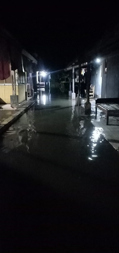 TERGENANG: Warga 3 RT di Dusun Galian Desa Patimban mengalami kebanjiran, usai diguyur hujan.YOGI MIFTAHUL FAHMI/PASUNDAN EKSPRES