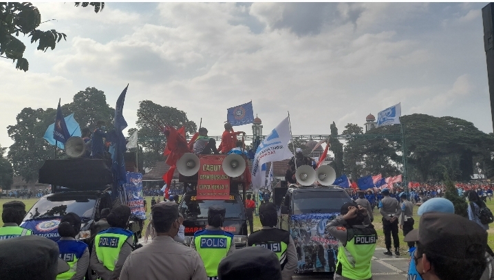 Massa Aksi Buruh di Subang Mulai Memadati Area Kantor Bupati dan Alun-alun
