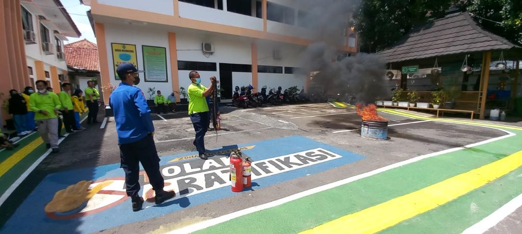Hakim dan Pegawai PN Subang Latihan Tanggap Darurat Kebakaran