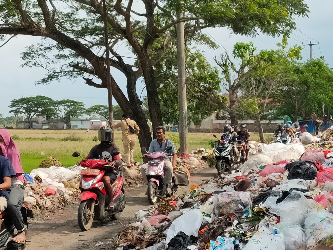 Tumpukan Sampah di Pamanukan Ganggu Kenyamanan dan Lalu Lintas
