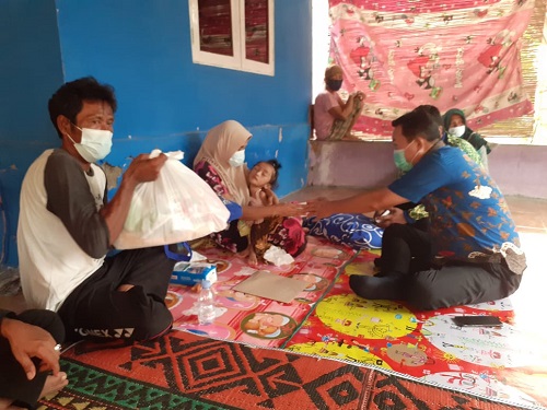 Kepala Dinas Kesehatan Kabupaten Subang, dr. Maxi saat mengunjungi warga yang sakit