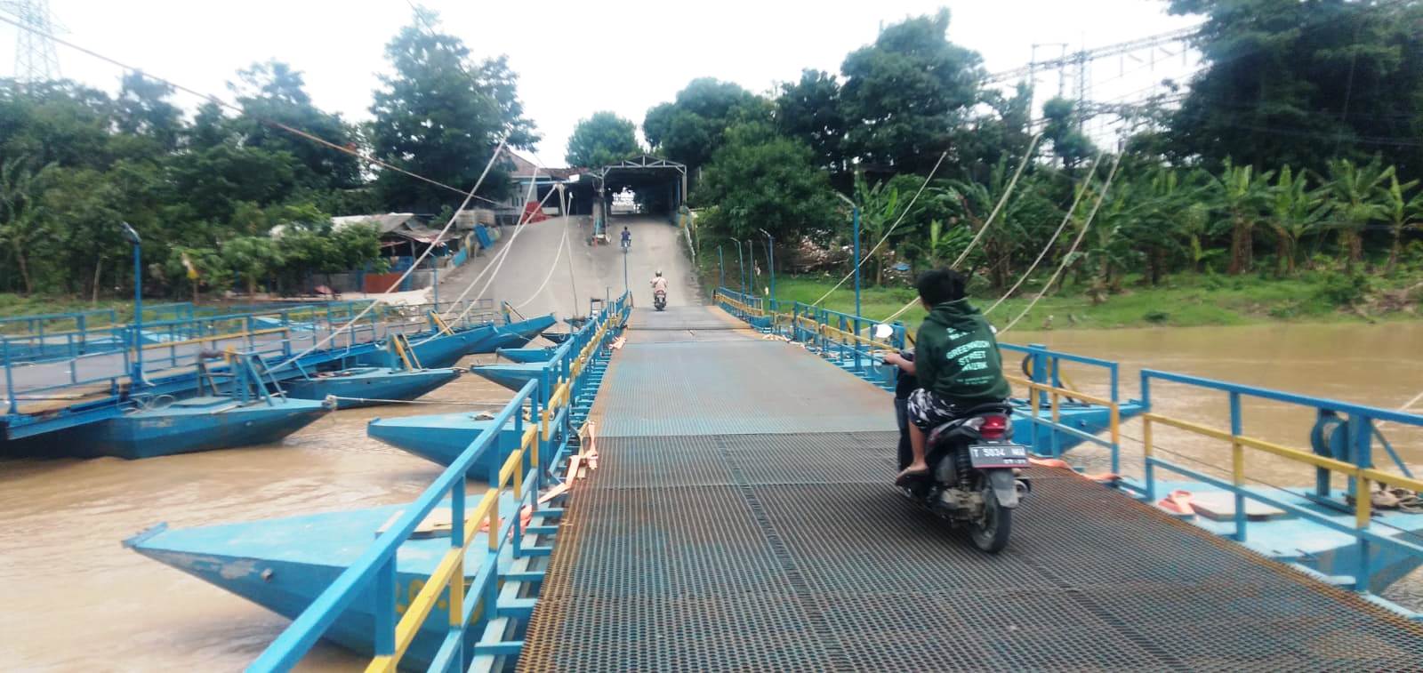 Jembatan Perahu Tongkang di Karawang Hasilkan Rp25 Juta Sehari, Ini Pemiliknya