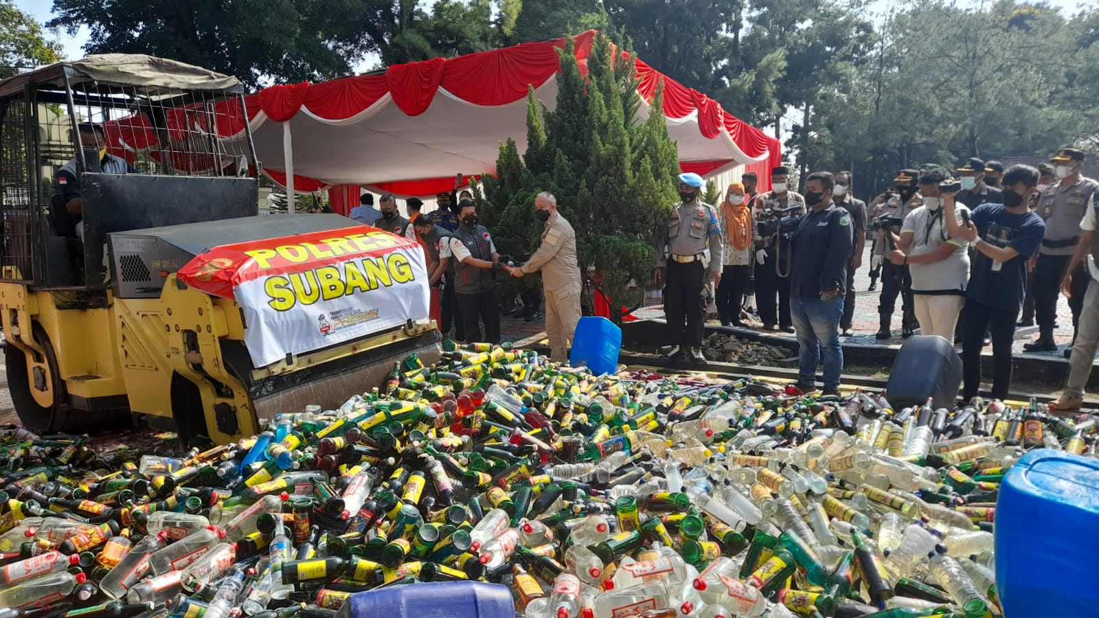 Jelang Nataru, 16.000 Botol Miras Dimusnahkan Polres Subang