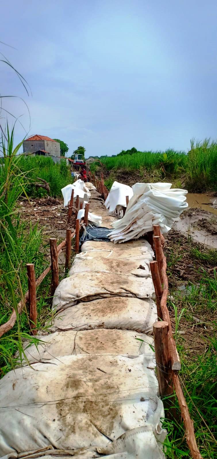 YOGI MIFTAHUL FAHMI/PASUNDAN EKSPRES PENANGANAN BANJIR: Perbaikan tanggul Sungai Cipunagara di Dusun Galian Desa Patimban.