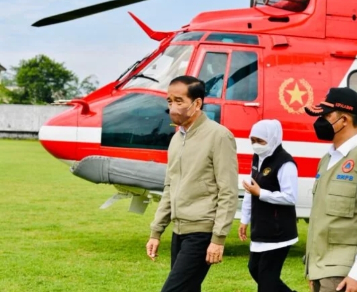 Naik Helikopter Super Puma Jokowi Tiba di Semeru