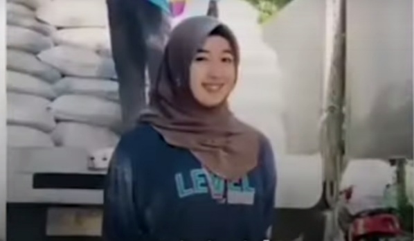 Viral Mahasiswi Cantik Bekerja Jadi Buruh Angkut, Ini Videonya