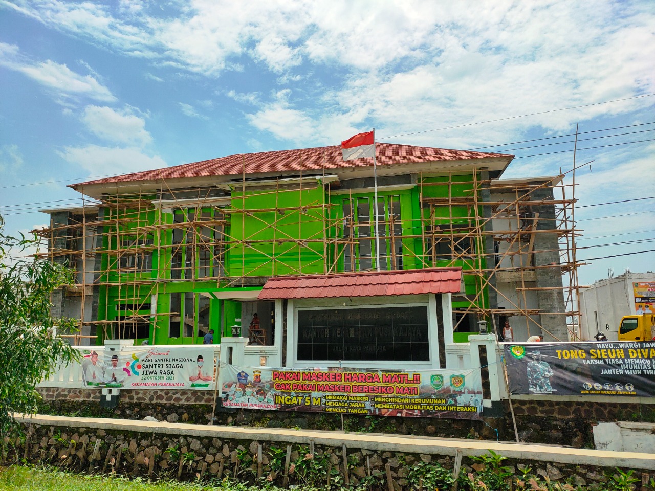 Pembangunan Capai 80 Persen, Kantor Kecamatan Pusakajaya Segera Rampung
